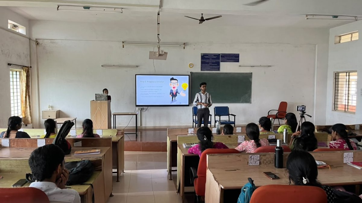 Transforming Ideas into Startups: A Lean Approach for Student Innovators